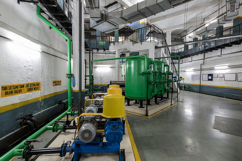 Sewage treatment plant with water recycling equipment